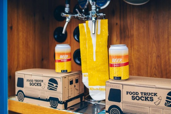 Foodtruck Socken Box 3 Paar, gelbe Biersocken in Original Dose, Geschenk für Menschen mit Humor