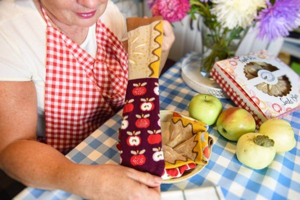 Apple Pie Socks Box, 3 pairs, burgundy socks with apples, funny and original gift idea