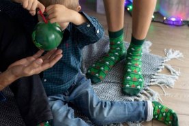 ciemnozielone skarpetki świąteczne, zestaw dla rodziców i dziecka, skarpetki bombka do powieszenia na choinkę