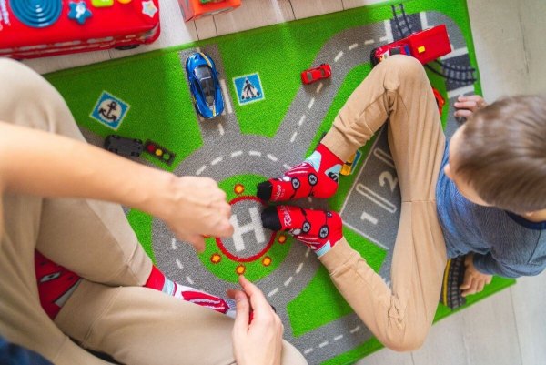 2 Paar rote Baumwollsocken in einer Box, Socken in Spielzeugauto-Optik, Geschenkidee für Sohn und Papa