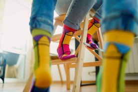 Bunte Baumwollsocken von Rainbow Socken, Crayon Box, 2 Paar, Geschenkidee für einen Künstler