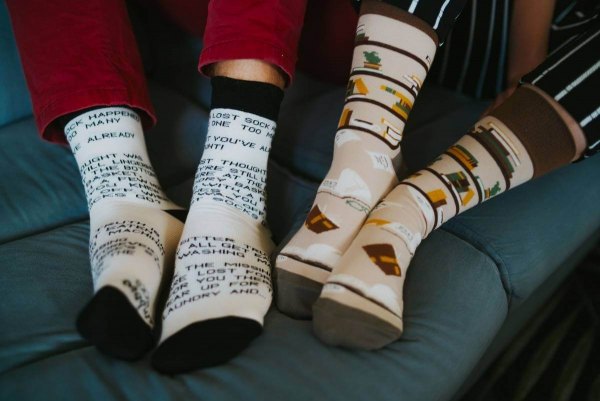 Bunte Baumwollsocken, Socken für den Bücherwurm, Socken im Karton, Büchersockenkarton, 2 Paar