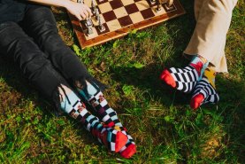 Mężczyzna i kobieta noszący skarpetki w szachownicę, 2 pary, marka Rainbow Socks