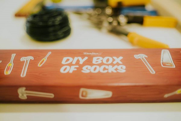 DIY Socks in the Box, Socken für Schreiner, lustige Geschenkidee, Rainbow Socken