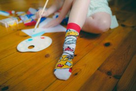 Frau malt und trägt French National Socks Box von Rainbow Socken