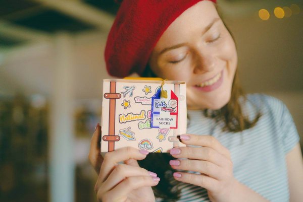 Mädchen mit French National Socks Box, lustiges und elegantes Geschenk für die Frau