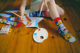 kolorowe skarpetki od Rainbow Socks we francuskie wzory, wspaniały prezent dla miłośnika kultury Francji