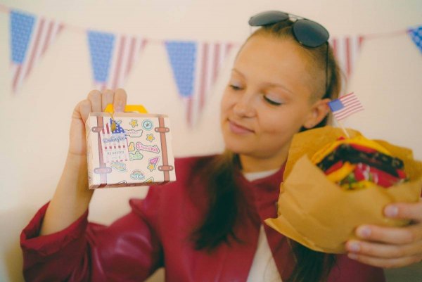 Frau mit Rainbow Socks-Produkten, nationaler Sockenbox der USA und Burger-Socken, Geschenkidee