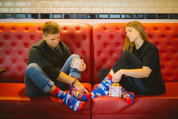 Frau und Mann tragen nationale Socken Vereinigtes Königreich, Geschenk für Reisefans