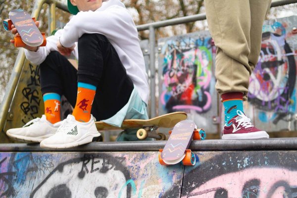 orange patterned socks for a skater, skateboard socks box, 2 pairs of socks
