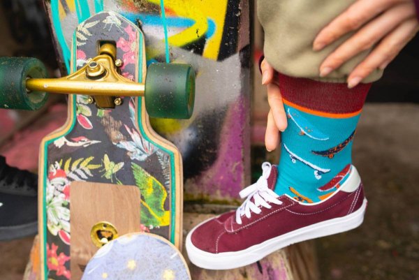 blaue Socken mit Skateboard-Deck-Mustern, bunte Baumwollsocken, Geschenk für Skater, Rainbow Socken