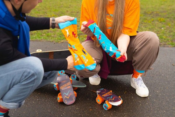 Blaue und orangefarbene Baumwollsocken mit Muster für Skater, Skateboard-Socken-Box, 2 Paar, Rainbow Socken