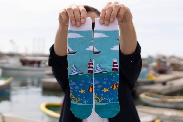 Blaue Socken mit bunten Mustern, Geschenkidee für einen Seemann, Urlaubssocken, 3 Paar