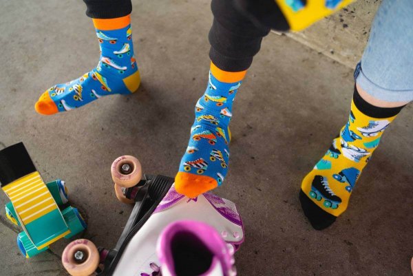 Blaue und gelbe Socken für einen Schlittschuhläufer, lustige Geschenkidee für jemanden, der Schlittschuhlaufen liebt