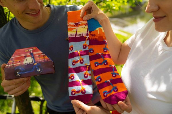 Kick Scooter Socken Box, 1 Paar, Regenbogen Socken, originelle Geschenkidee für Scooter-Fans