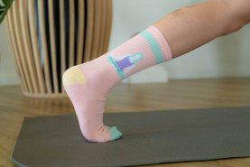różowe bawełniane skarpetki w motywy yogi, kolorowe bawełniane skarpetki, Rainbow Socks