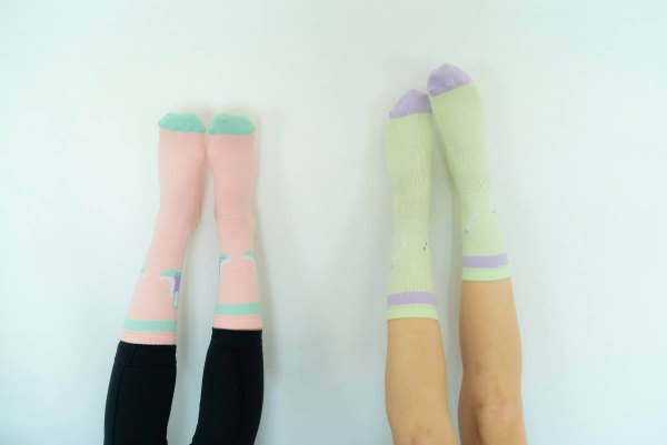 Grüne und rosa Baumwollsocken mit Yogamuster, Socken in einer Box, 3 Paar, Rainbow Socken