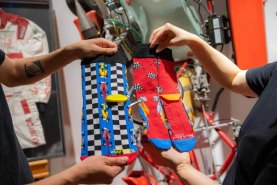 blau und rot gemusterte Baumwollsocken, Rennsockenbox, 2 Paar, Rainbow Socken