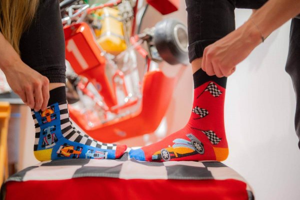 rote Socken mit Automustern, Socken für Formel-1-Fans, Rainbow Socken, lustige Socken