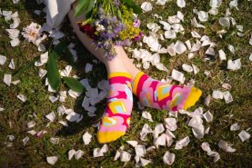 bawełniane stopki w kwiatowe wzory, kolorowe skarpetki, buteleczka perfum, Rainbow Socks