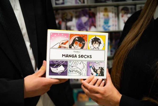 Socken in einer Verpackung, die wie ein Manga-Comic aussieht, witzige Socken für Fans von japanischen Designs