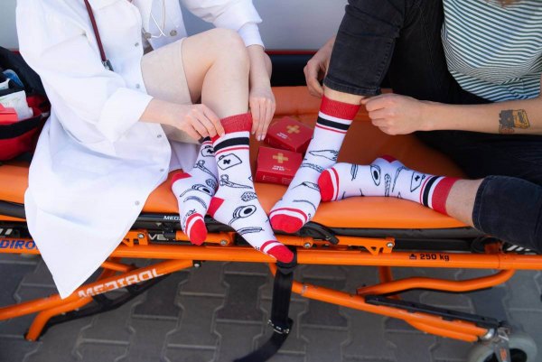 1 Paar weiße und rote Baumwollsocken mit medizinischen Mustern, Erste-Hilfe-Kit Socken-Box
