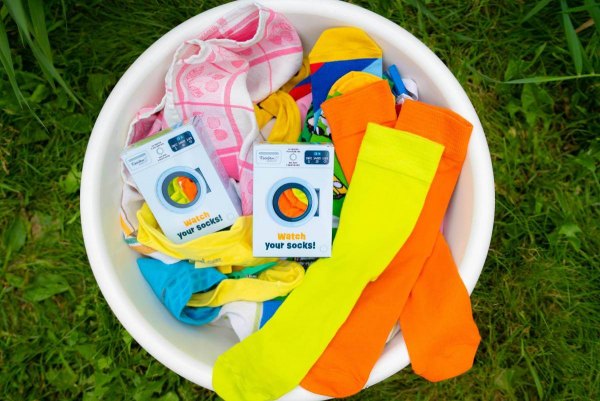 skarpetki w pudełku przypominającym pralkę, 3 sztuki, prezent dla tych, którym wiecznie giną skarpetki, Rainbow Socks