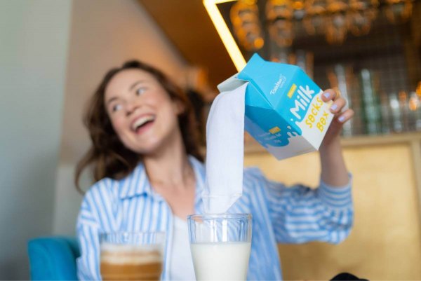 dziewczyna próbująca skarpetkowy karton mleka, oryginalny śmieszny prezent dla fana napojów mlecznych, Rainbow Socks