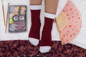 Frau trägt bordeauxfarbene Sushi-Socken, Sushi-Socken für Fans der asiatischen Küche, Socken als Geschenk