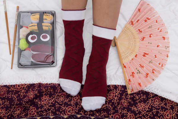 kobieta w bordowych skarpetkach sushi tuńczyk nigiri, skarpetki na prezent, skarpetki dla fana kultury Azji