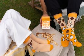 Pflanzenmilchsocken in Box, orange und beige Socken für Veganer und Vegetarier