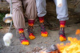 kobieta i mężczyzna noszący brązowo-czerwono-pomarańczowe bawełniane skarpetki zapałki od Rainbow Socks