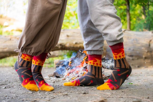 bawełniane skarpetki zapałki dla miłośnigów kempingów i ognisk, zabawny prezent od Rainbow Socks