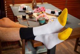 mężczyzna w zółto-biało-czarnych skarpetkach oshinko maki od Rainbow Socks