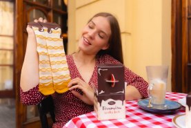 Frau mit einem Paar Tiramisu-Socken, originelle und einzigartige Geschenkidee für jemanden, der praktische Geschenke mag
