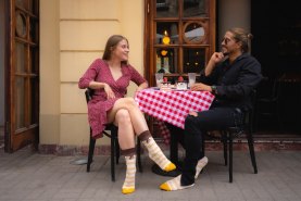 mężczyzna i kobieta siedzący w kolorowych bawełnianych skarpetkach tiramisu na stopach, Rainbow Socks