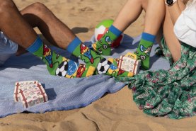 Mann und Frau tragen grün gemusterte nationale Socken Brasiliens für ein Geschenk