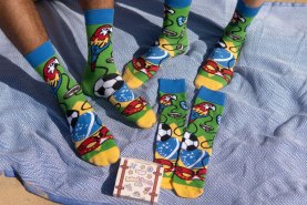 bunt gemusterte Socken mit brasilianischen Symbolen, originelle Geschenkidee für Fans der brasilianischen Fußballmannschaft