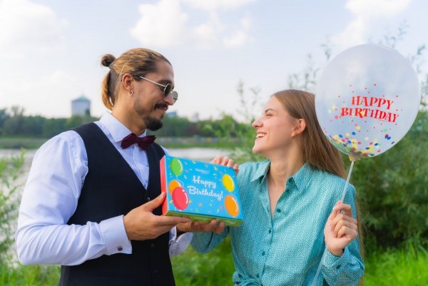 Mann hält Geburtstagskarte Socken Box für ein Geschenk, Geburtstagsüberraschung