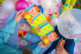gelbe und orangefarbene Baumwollsocken mit Geburtstagsmuster, Geburtstagskarte Sockenbox