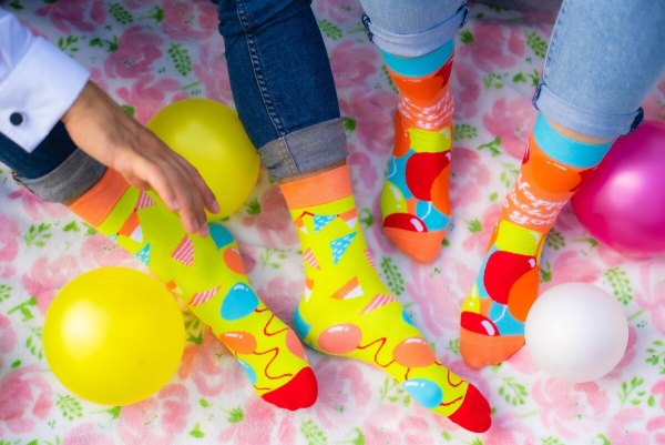 Geburtstagssocken mit gelb-rot-orangen Motiven, lustige Geschenkidee für ein Geburtstagskind, Rainbow Socken