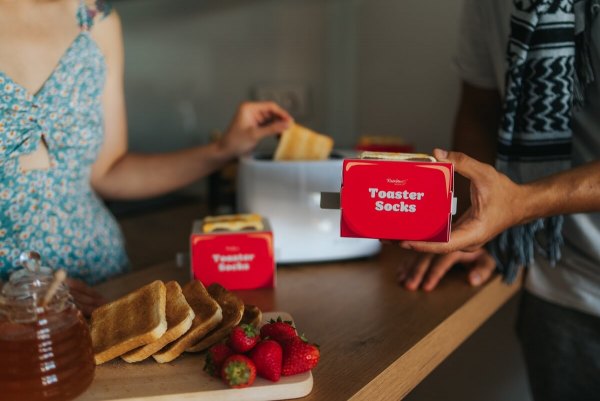 Socken in einer Originalverpackung, die an einen Toaster erinnert, lustige Geschenkidee für jemanden, der Toasts liebt