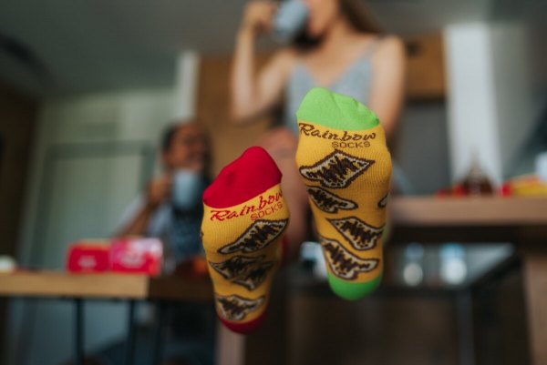 gelb-grün-rote Socken mit Toastmuster, lustige Geschenkidee für einen Koch, Rainbow Socken