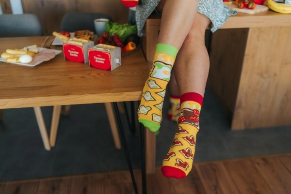Frau trägt Toast-Socken, Socken mit Erdbeeren und Avocado, lustige Geschenkidee