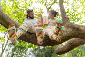 Mann und Frau tragen bunte Baumwollsocken mit Erdnussmustern, Socken in einer Dose, Rainbow Socken