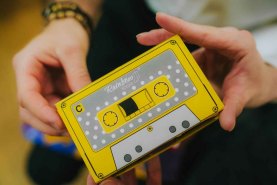 Muzyczne skarpetki w pudełku, 2 pary, jazzowa żółta kaseta