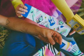 Frau trägt bunte Popsocken, Musiksocken mit lustigen Mustern, Rainbow Socken