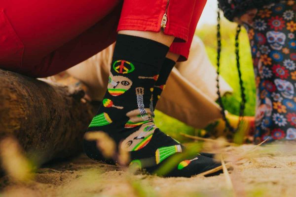 schwarze Reggae-Socken, Musiksocken in einer Box, Rainbow Socks