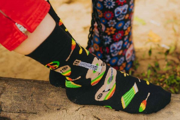 schwarze Socken für Reggae-Fan, originelle Geschenkidee für jemanden, der gerne chillt, Rainbow Socken