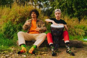 Mann und Frau tragen Baumwollsocken mit Reggae-Muster, Rainbow Socks